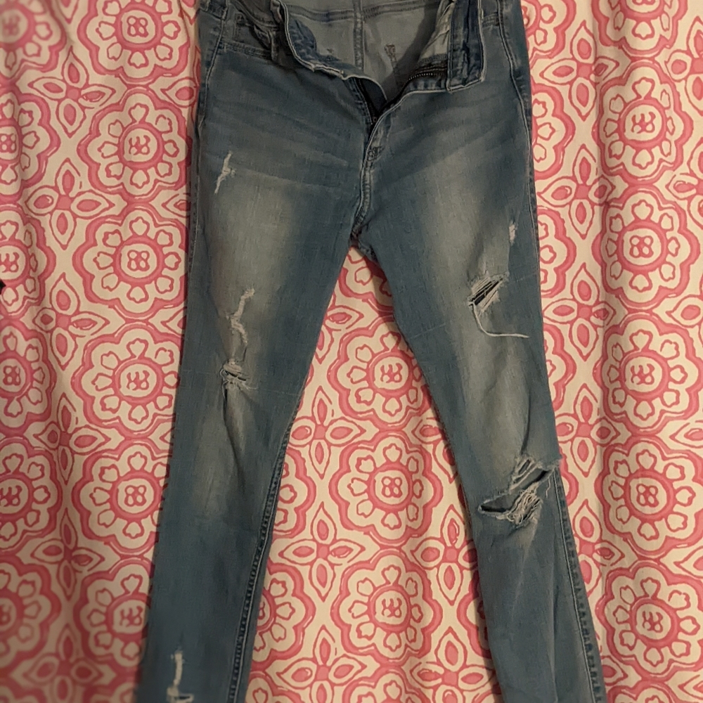 Hollister Distressed Jeans - Girls Size 7R (26/28) Perfect condition,worn once.